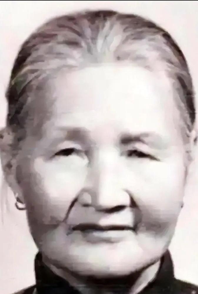 一个18岁的姑娘，眼看追兵一脚踹开了家门，她一咬牙，跳上炕，挨着那个满头是血、昏