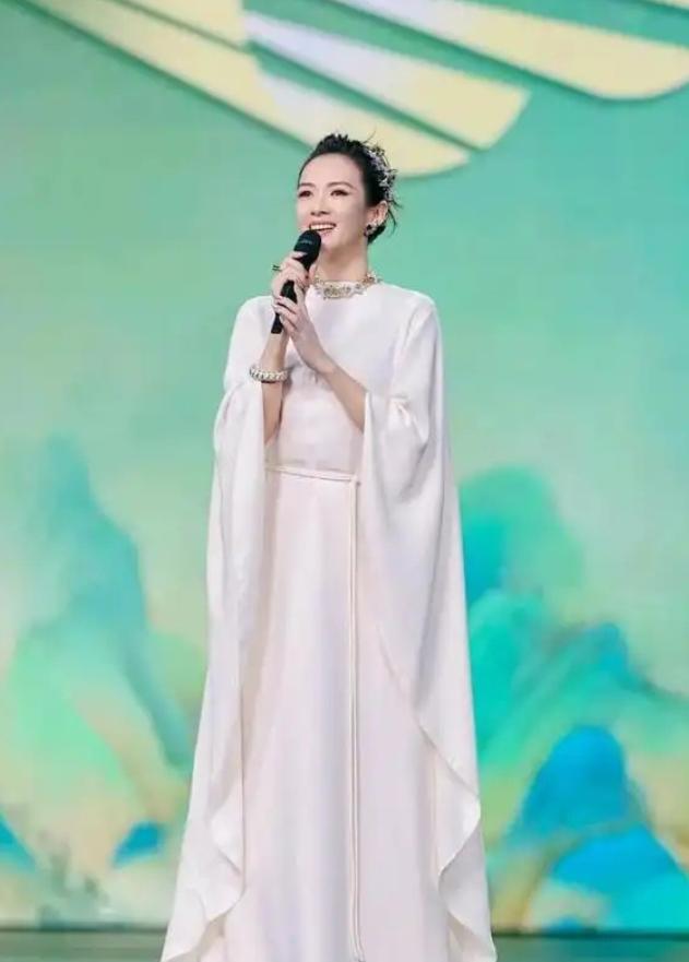 上合组织这个电影节还挺厉害的一下子把国内唯二的两个电影三大奖满贯影后章子怡和周