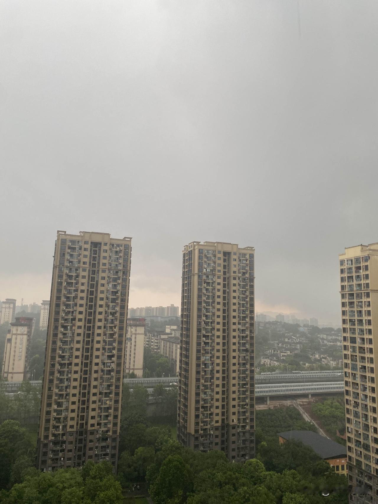重庆暴雨，乌泱泱一片……重庆天气