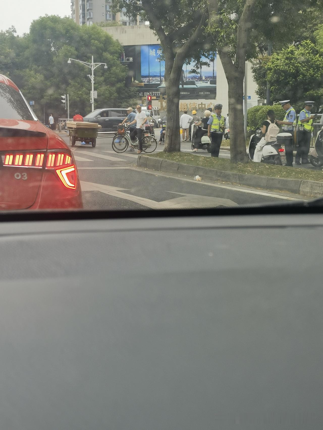 交警收拾不戴头盔的电瓶车？今天早上，行驶途中，我看到，三个交警在非机动