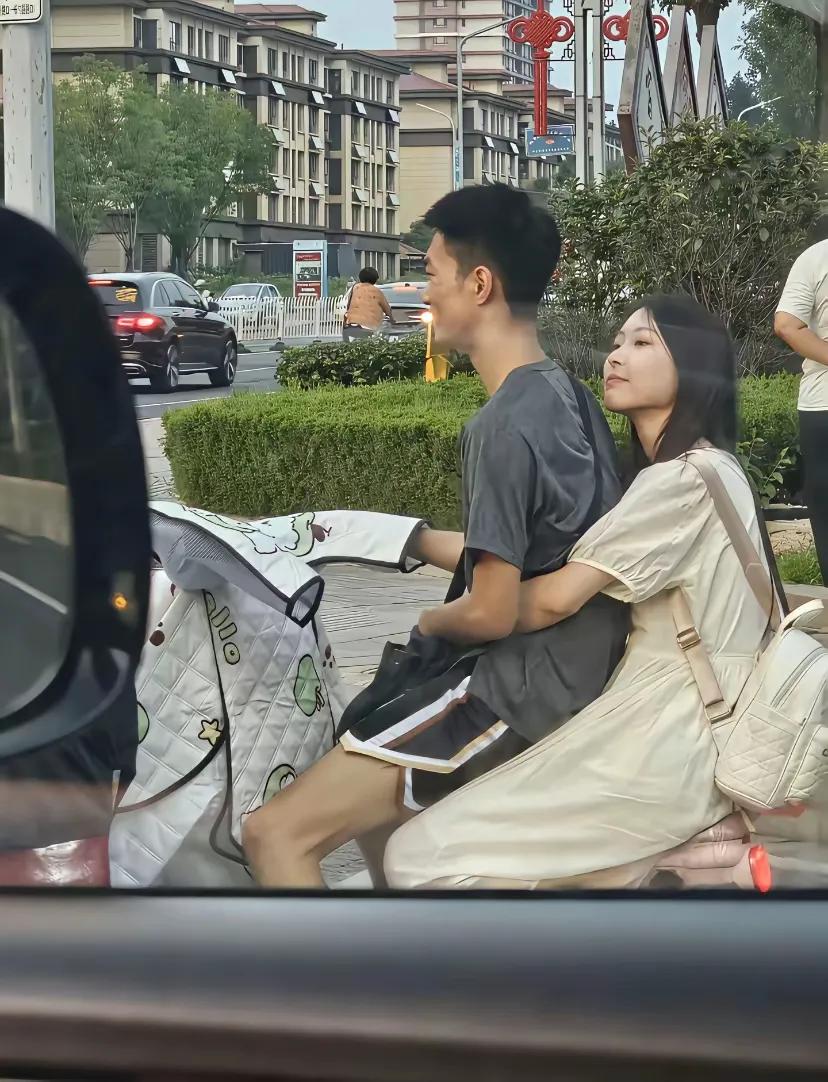 车窗外看着一对校园情侣，看着比较热恋与幸福，一到毕业季准分手，不要问我为什么？