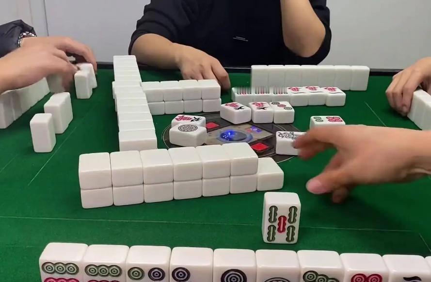 北京，一男子带着12000元现金，到某小区地下室玩麻将。他先还给牌友2000块，