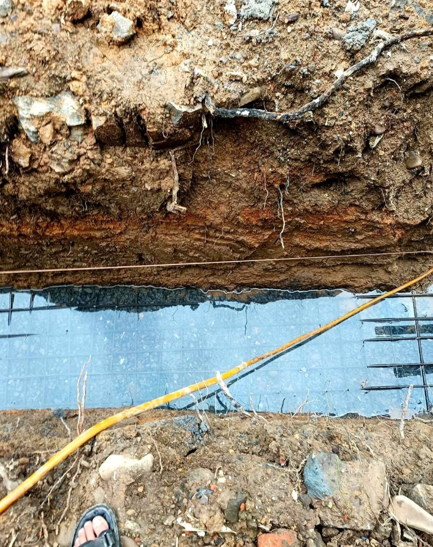 宅基地挖到一米五深，这个角落就跟开了水龙头似的，隔三差五往外冒水！边上连条小