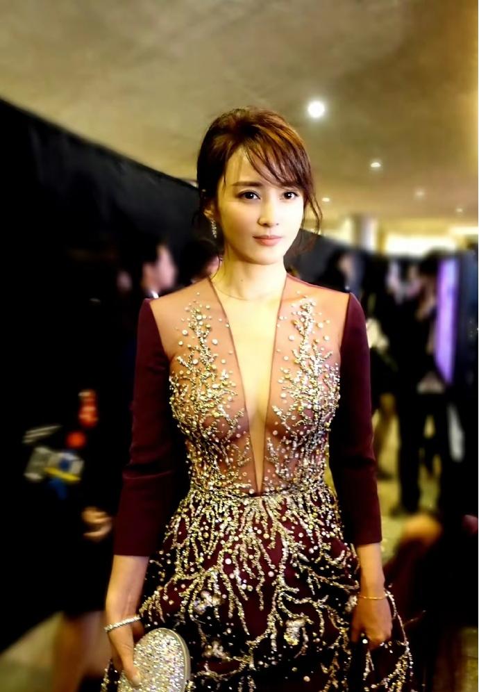 许久未见蒋勤勤活跃在影视剧里！记忆里她饰演的角色，一颦一笑尽显温婉柔媚，真的超让
