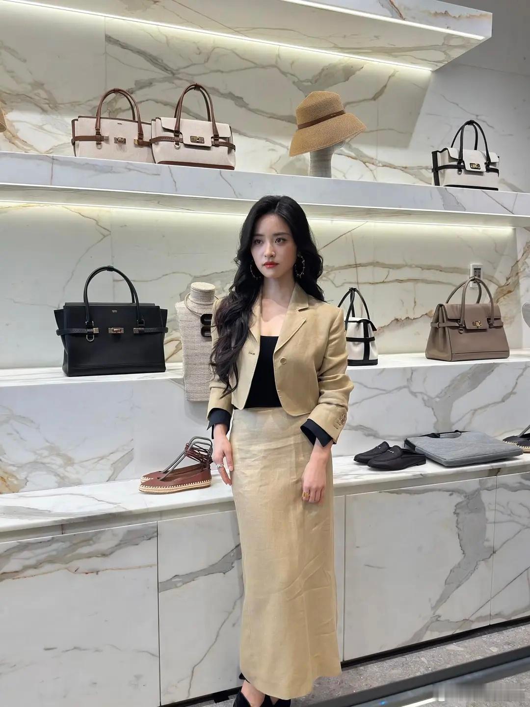 戚薇蒋欣沈月三人北京MaxMara活动，谁状态好呢