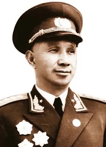 1966年，工作人员来到粟裕家里，说：“按照规定，需要上交枪支！”儿子知道粟裕爱