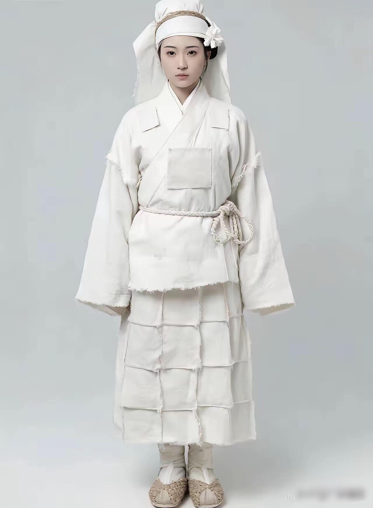 巴黎世家最新款时装，设计师的灵感肯定来源于中国文化。只不过，这款衣服在中国市场难
