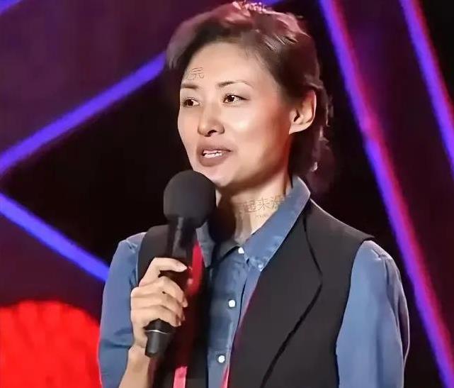都说这是周涛，是她吗？没化妆，复古发型，衣服也是八十年代的，只有端话筒的姿势像她