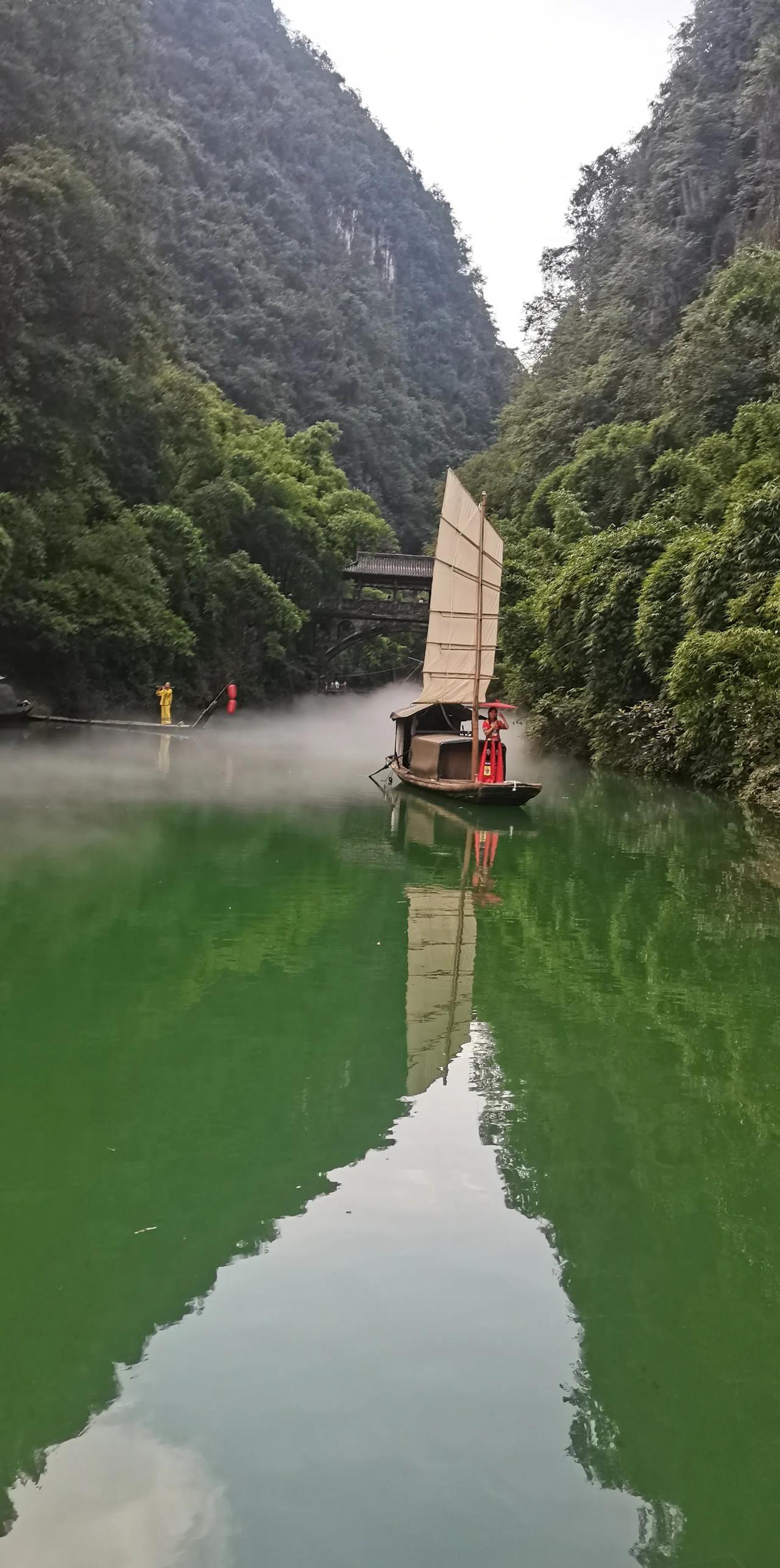 暑假是旅游旺季，到处是扶老携幼出来旅行的。旅游，可以开阔视野，放松心情，缓解压力