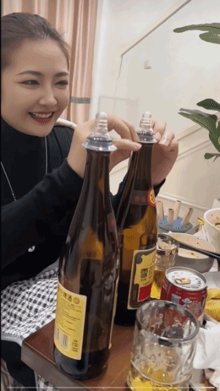 啤酒瓶套奶嘴！美女真会玩！这是要追忆儿时的童趣，还是时尚的新喝法，亦或是