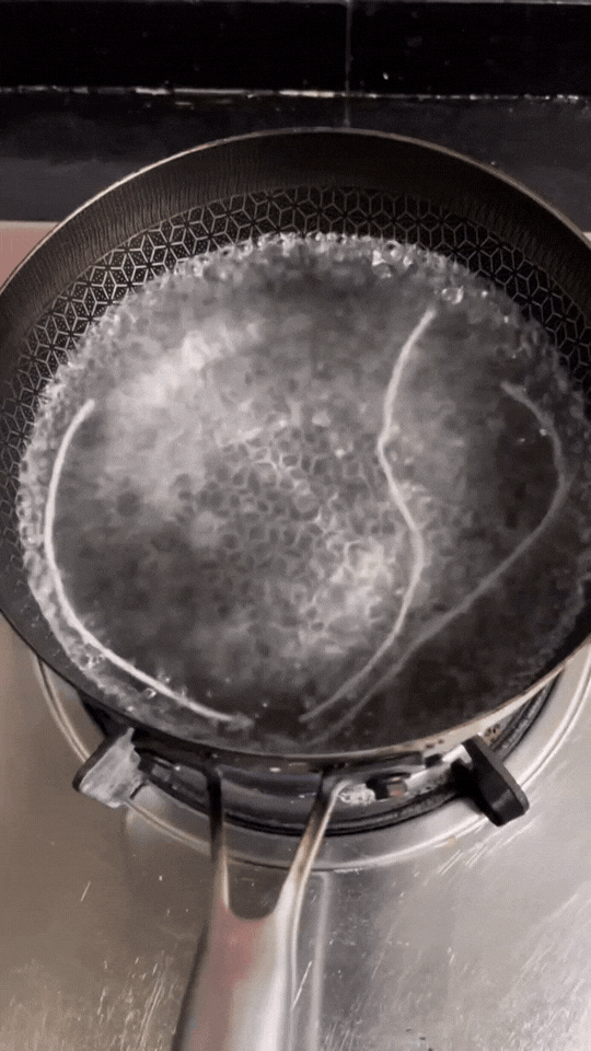 太搞笑了！河南一老公给老婆煮面条，老婆问：“面条熟了没？”老公：“没。”面条