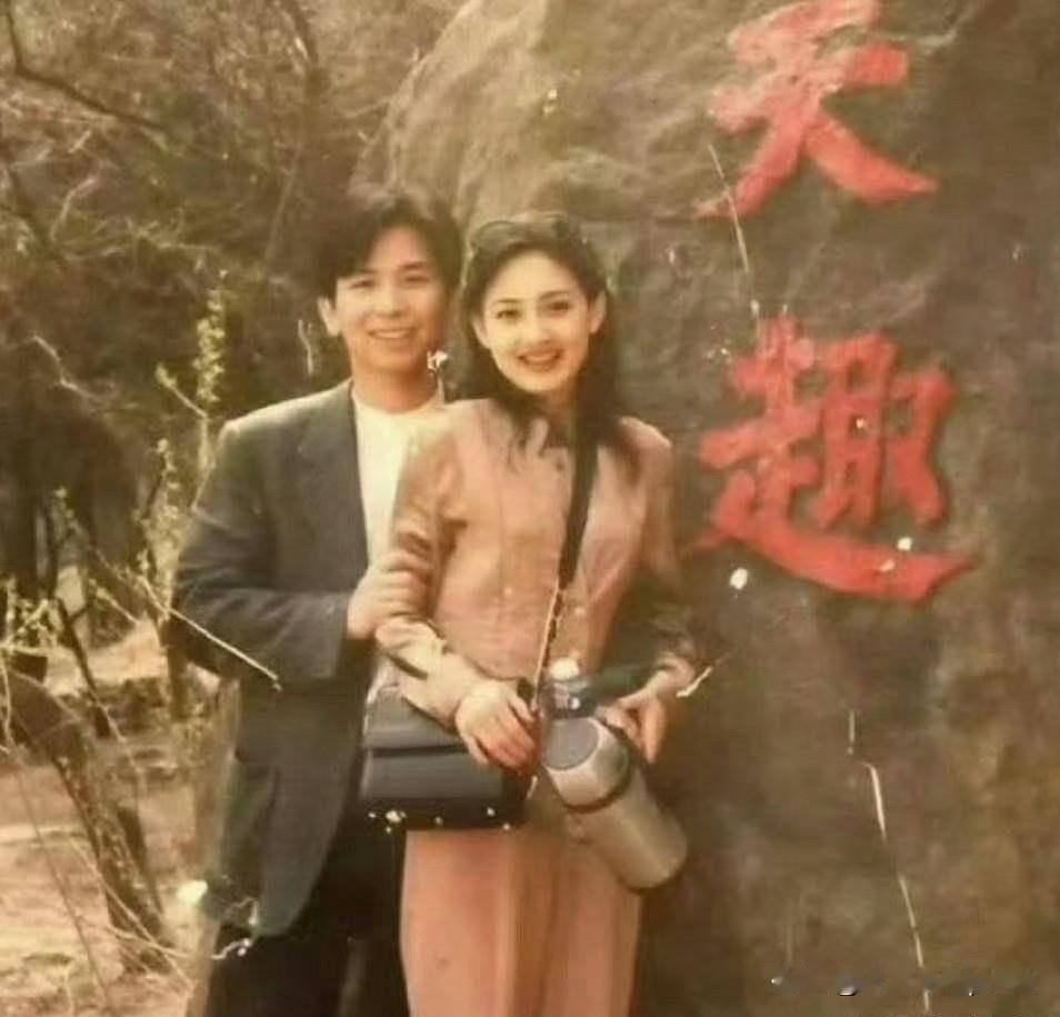 翻到这老照片真是眼前一亮！牛莉笑得好看，她老公站在旁边也清爽端正，是那种干干净