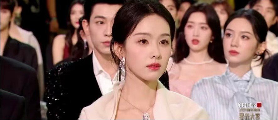 星光大赏内场和星光大赏红毯的女明星状态，一个是当嘉宾的放松状态，一个是红毯盛装状