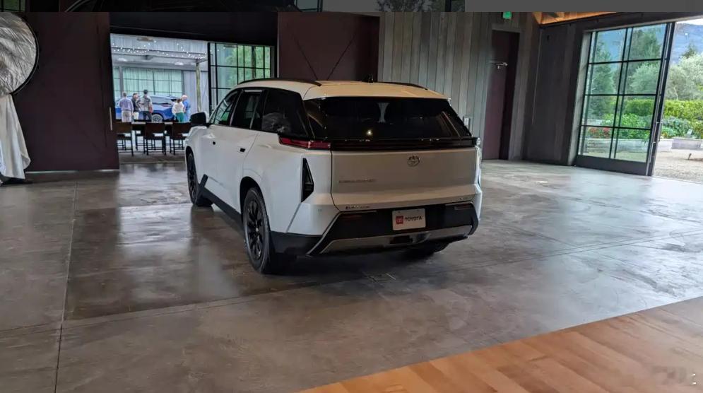 丰田官方正式发布了纯电版汉兰达，目前该车将在北美等地区售卖，售价为4.8万美元左