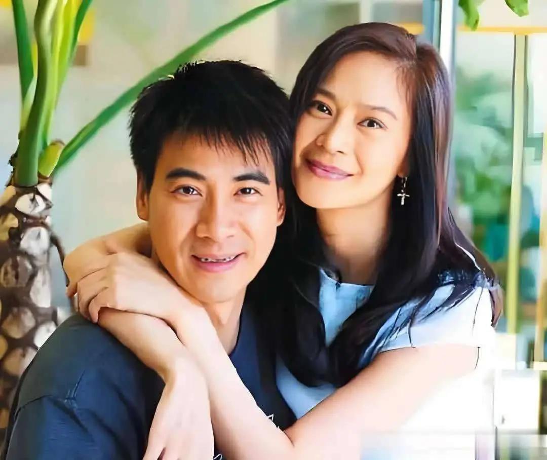 婚礼上，他当着40桌亲友发誓：护她一世周全。可婚后第三个月，她晚上九点接到他的电
