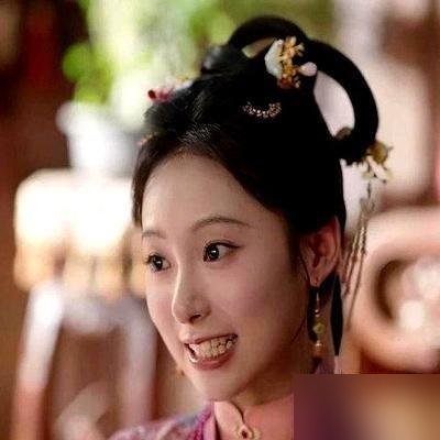 谭松韵为了这部戏，硬生生把自己饿瘦了15斤，脸都脱相了。新剧里她演个丫鬟，不按套路出牌，从16岁一路