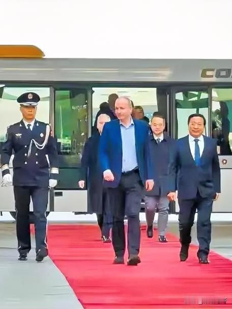 同一天，韩国、爱尔兰都来访了！但接机规格可大不相同——李在明是红旗座驾接机，