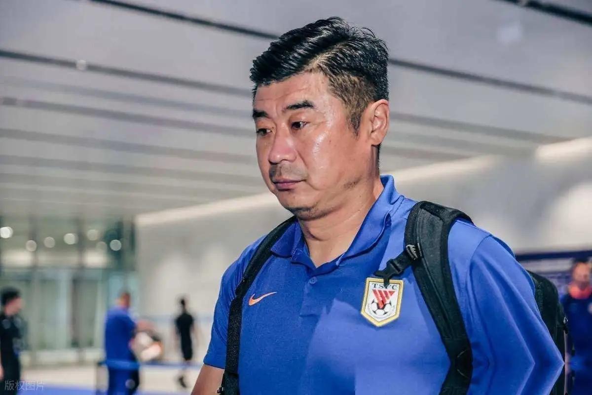 韩鹏一位憨厚正直的山东汉子，辞去山东泰山教练组长，背起行囊，直奔新的岗位。担