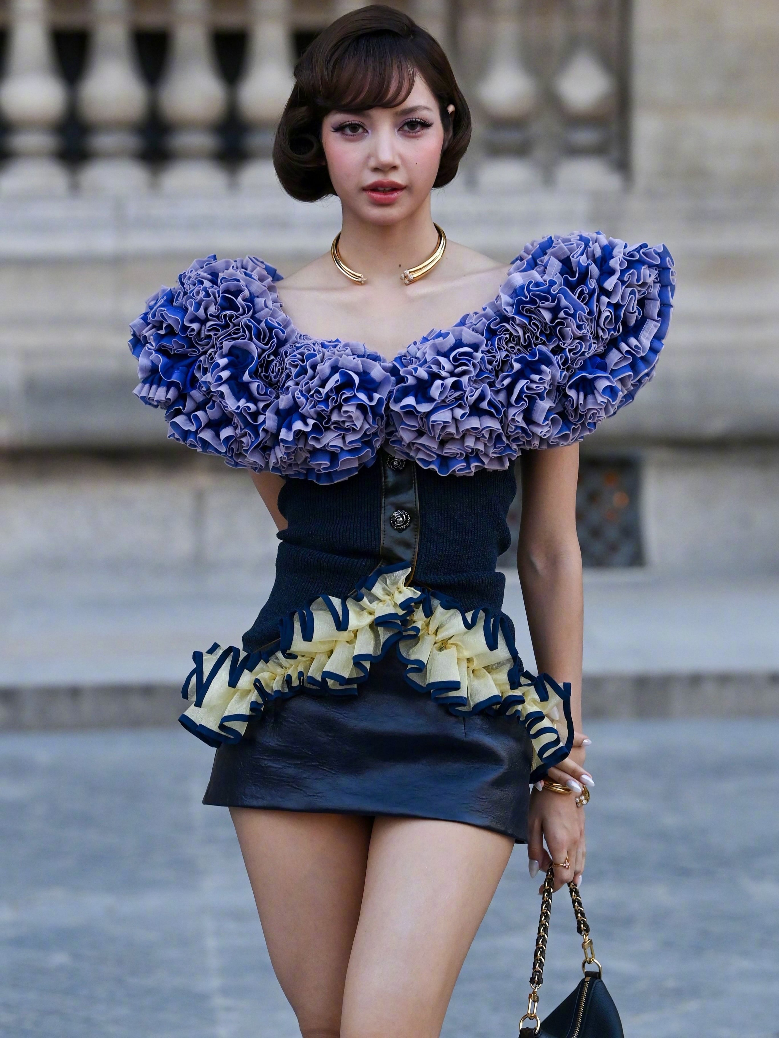 LISA惊艳亮相LouisVuitton2027春夏系列发布秀！LISA[超