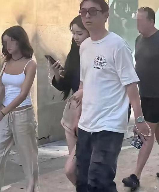王思聪追女的那套路被扒出来了。跟他处过的女生说，他先刷十个嘉年华，三万多块，然后