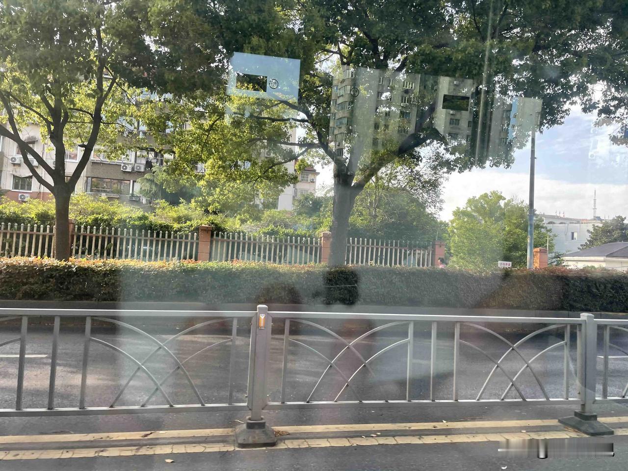 上海莘庄这样的老破都住满了人，武汉三环内，即便是内环，老破小都大量空置，没人愿意