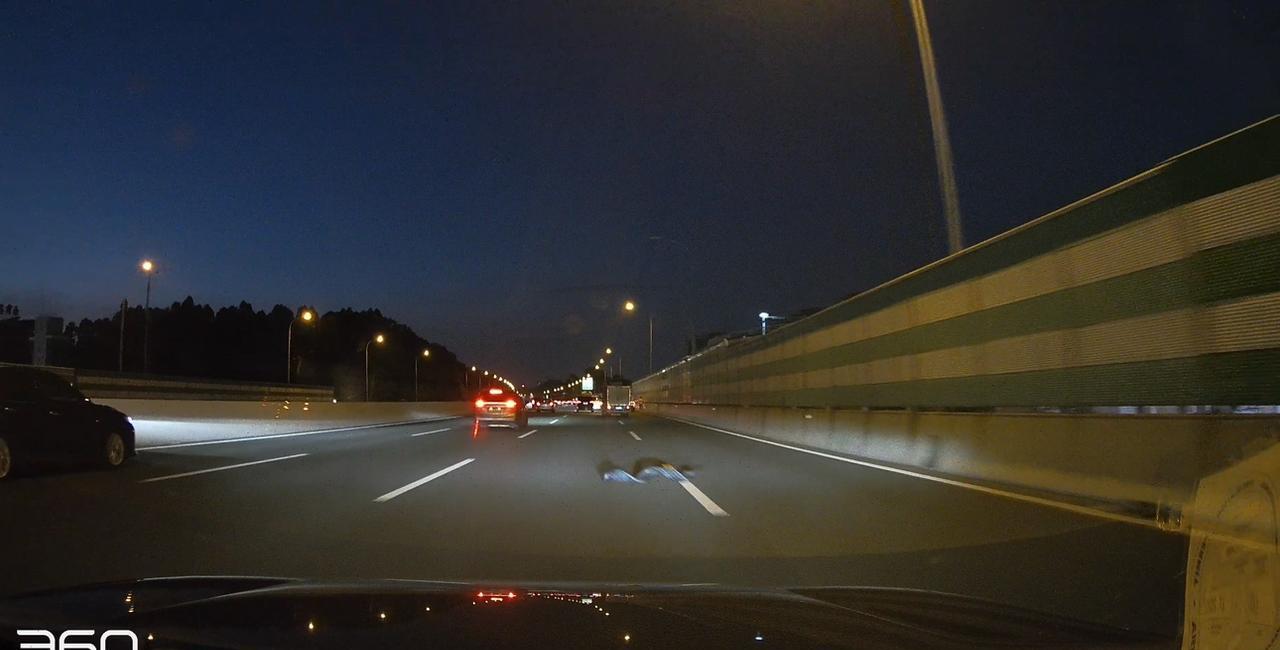 开开心心地开着我的型格兜风无奈被小货车爆胎的胎皮击中前杠…左右车道都是车，后