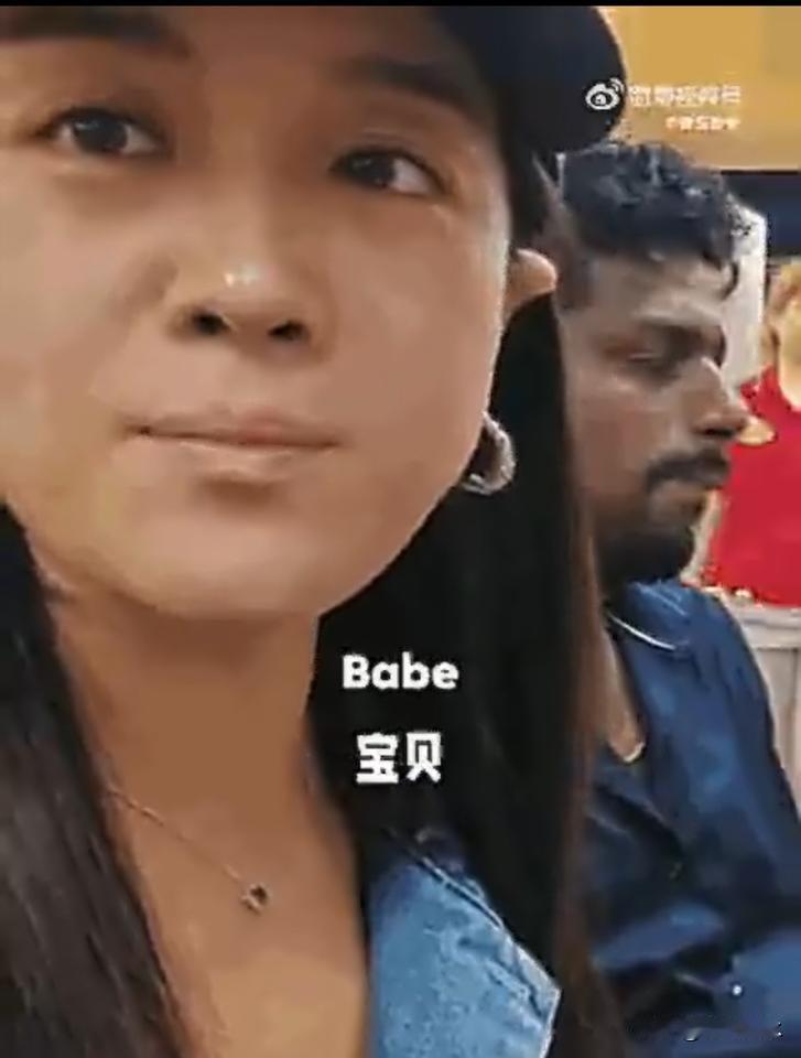 女孩嫁印度老公，为融入学用手抓咖喱，跟着老公捌饼蘸糊糊夸“好吃”，结果一小时后蹲