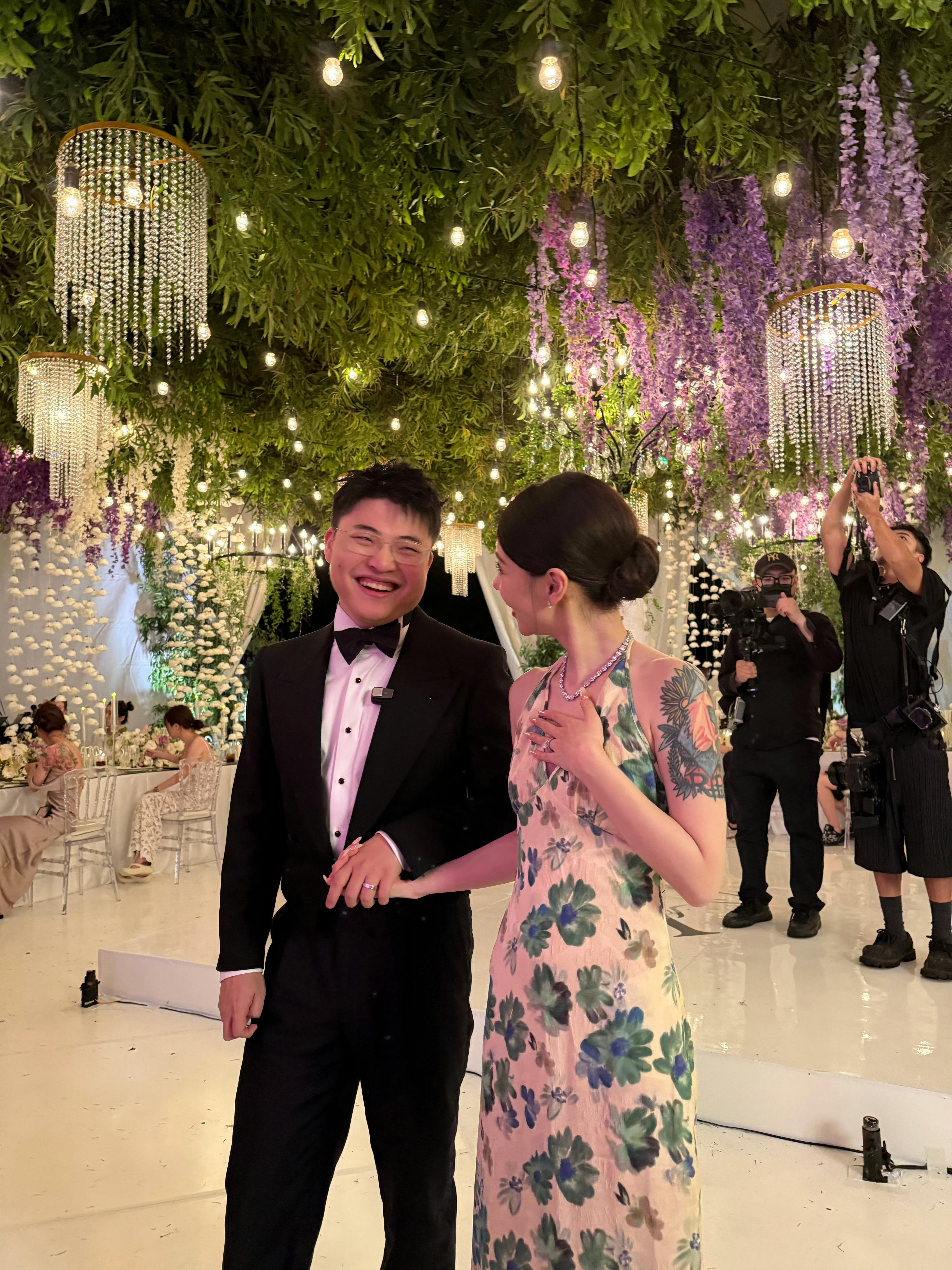 JackeyLove女友也去了，55晒参加Uzi婚礼照片：小狗笑的都合不拢嘴了[