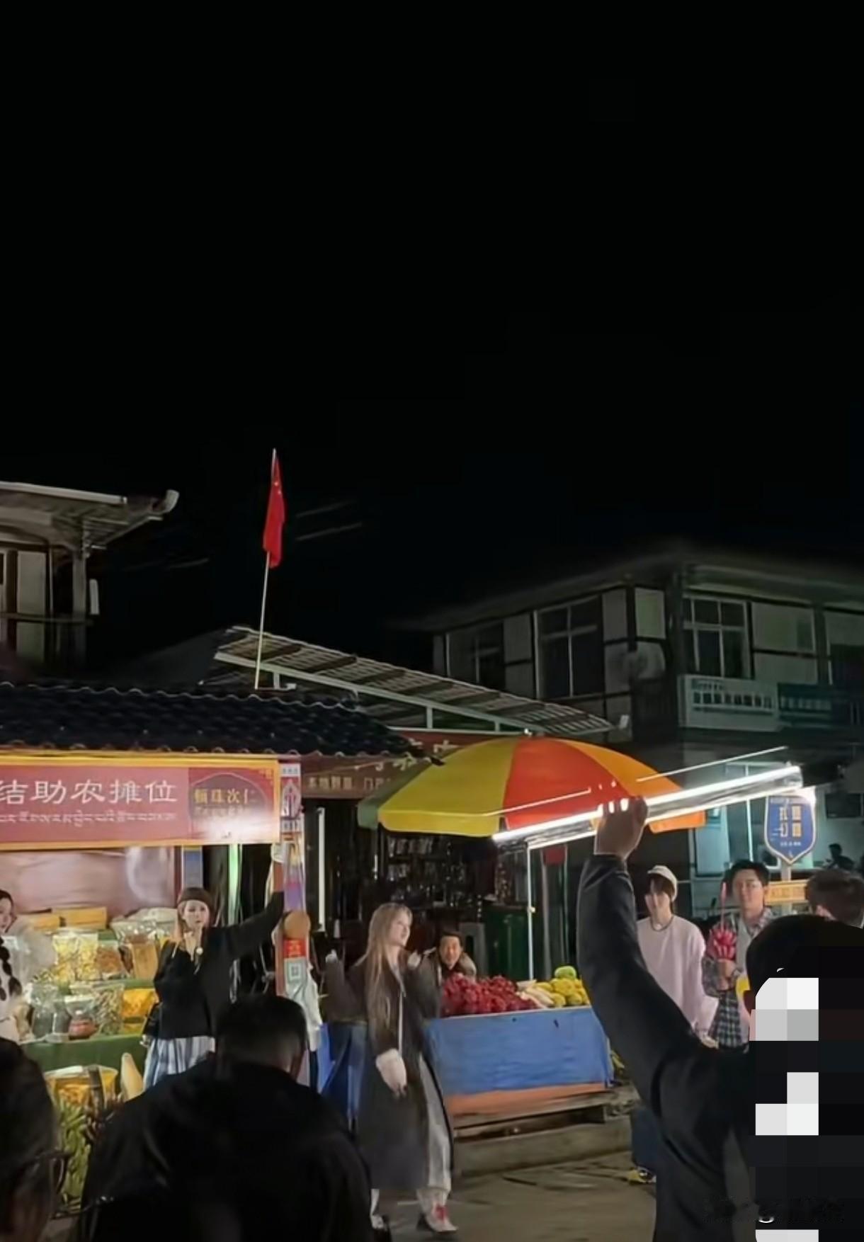 跑男林芝片场笑裂!宋雨琦“拔萝卜”拔出仨活宝,俩小生互怼笑喷全场《奔跑吧·