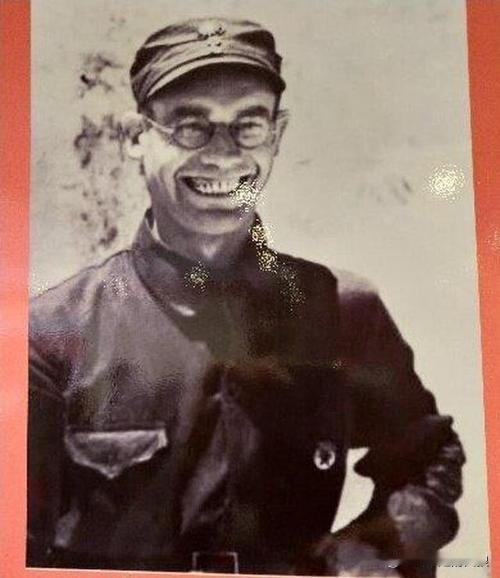 共产国际军事顾问李德在苏区瞎指挥，害死不少人，可更荒唐的是组织上怕的混乱的私生活