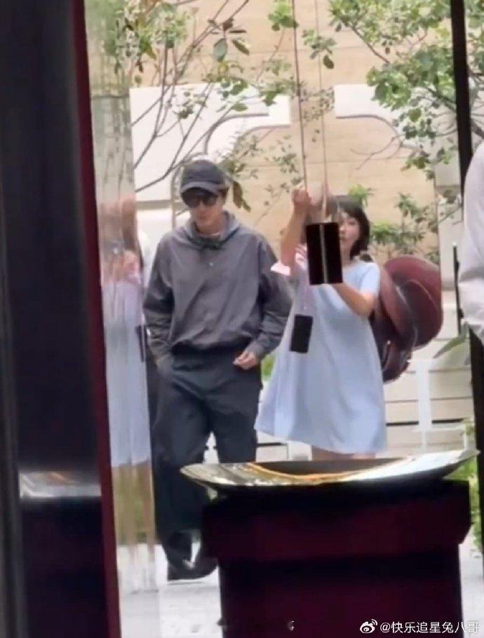 胡歌和老婆看房偶遇胡歌和老婆看房胡歌与老婆看房，好低调恩爱​​​