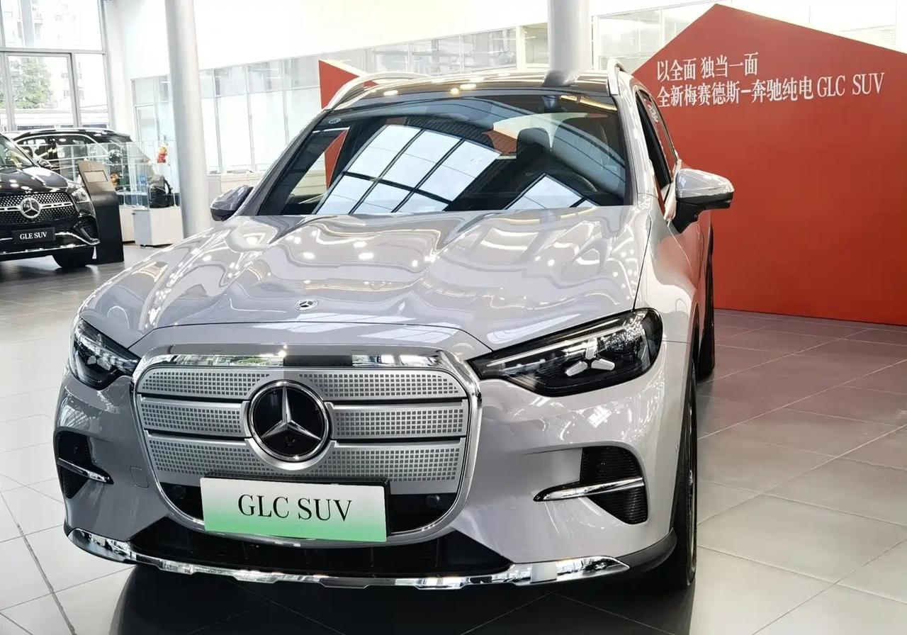 电动版GLC上市已经有一段时间了，看得出来作为奔驰旗下的电动SUV，油漆质感其实