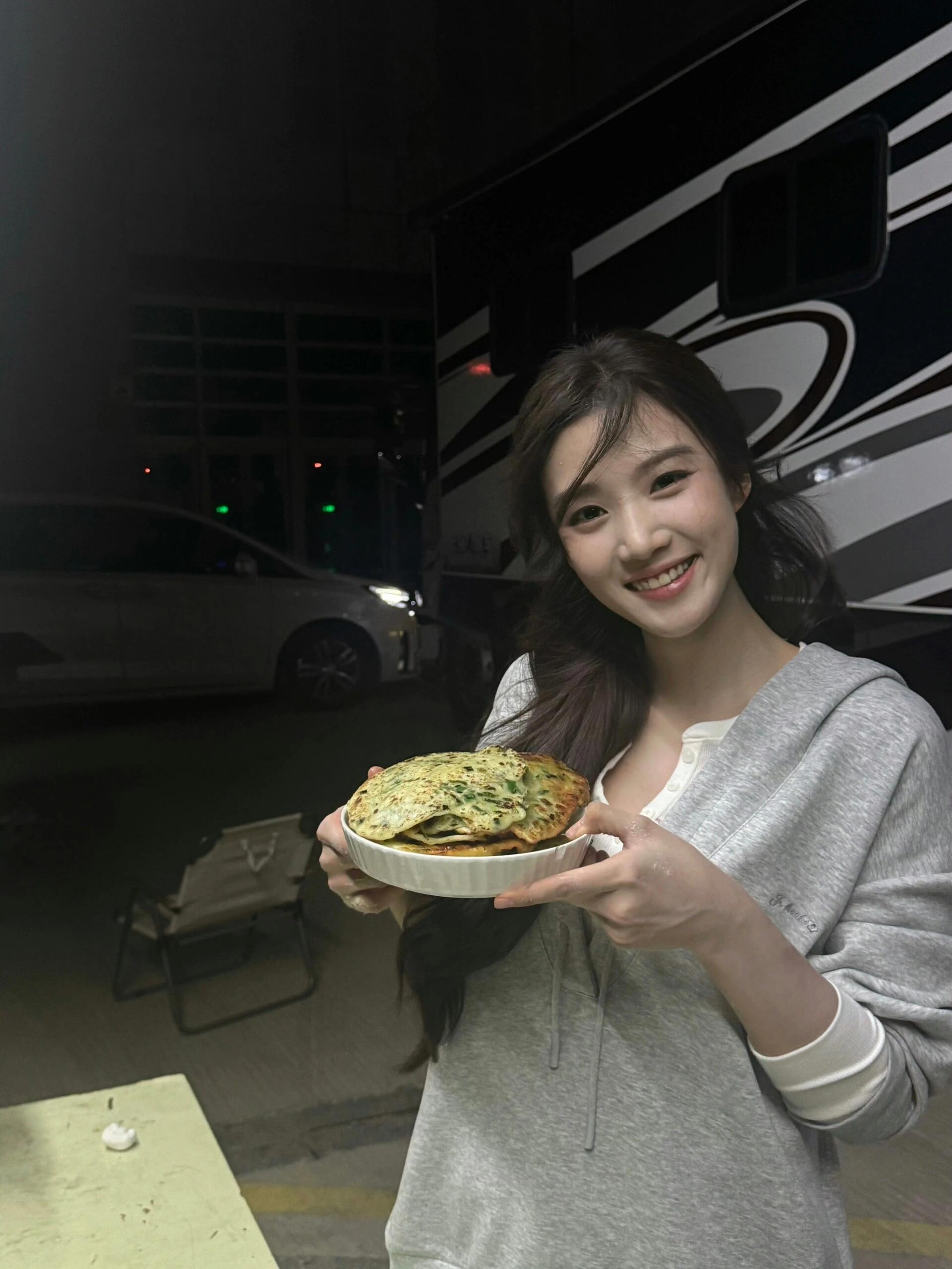 卢昱晓在片场做起了葱油饼​​​