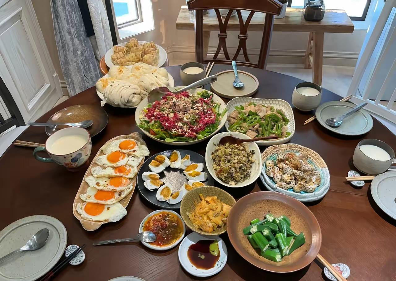 判断一个餐厅到底卖不卖预制菜，可以从以下三点判断：第一点，看菜量。一般来说，小
