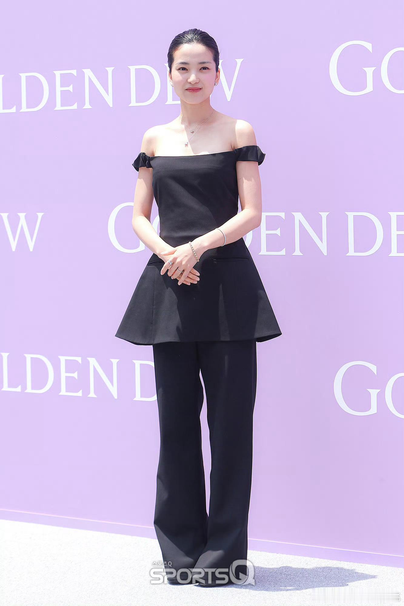 金泰梨、李惠利今日GOLDENDEW活动造型～怎么都是一身黑[笑着哭]​