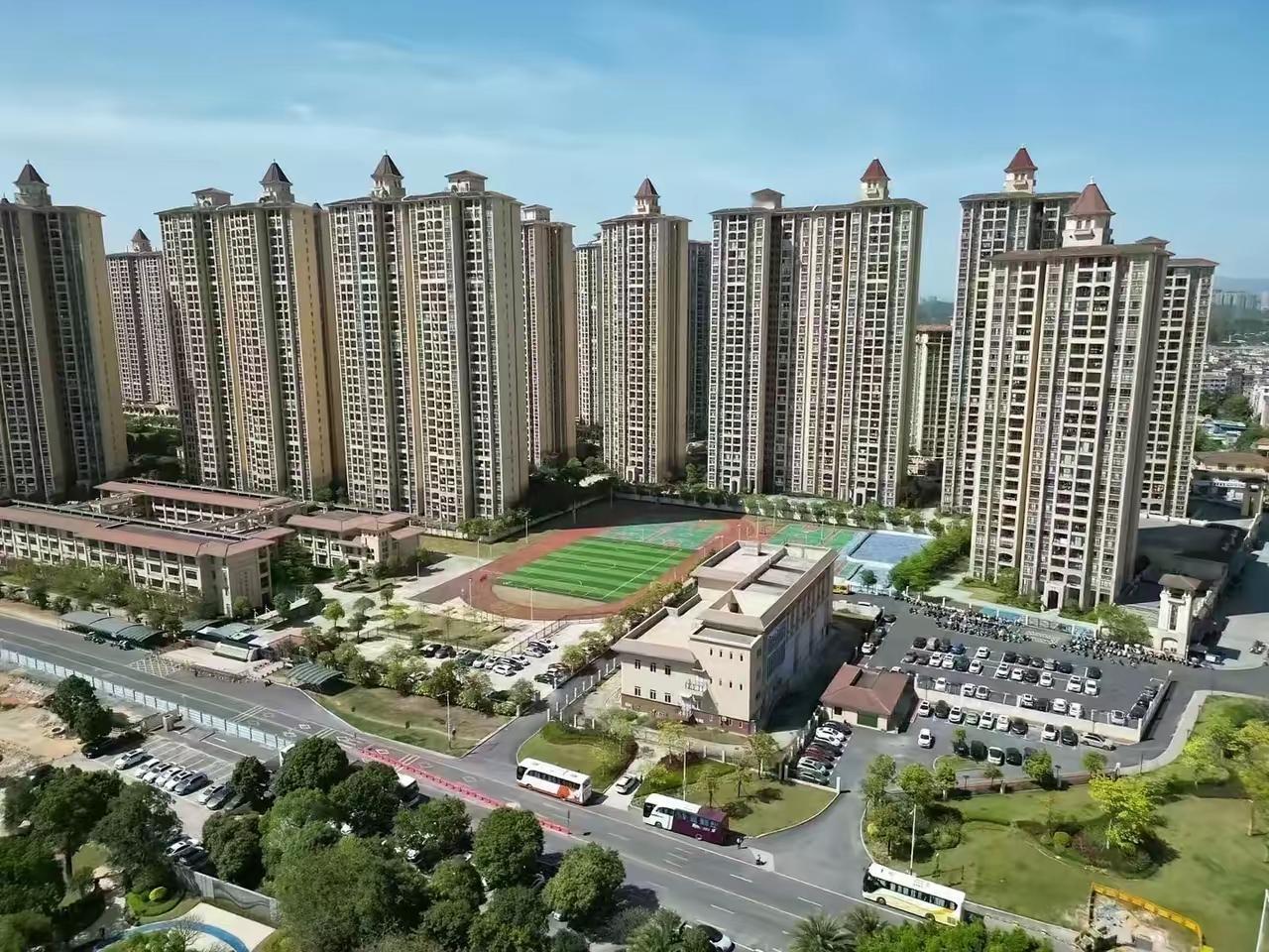 广州跌得最惨的楼盘，增城的绿湖首府应该能排前三。这是一个很大社区，据说现在已经入