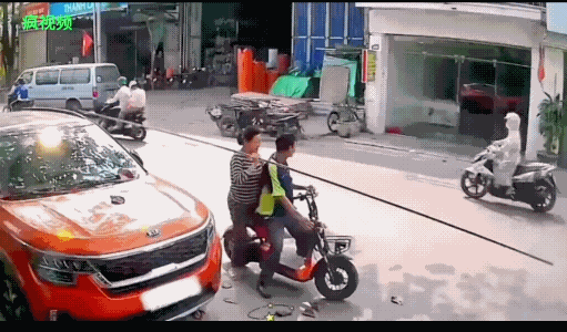 两口子不知谁想的这个法，长长的扛在肩上，后面的一头还不落地。不过，落地不落地这