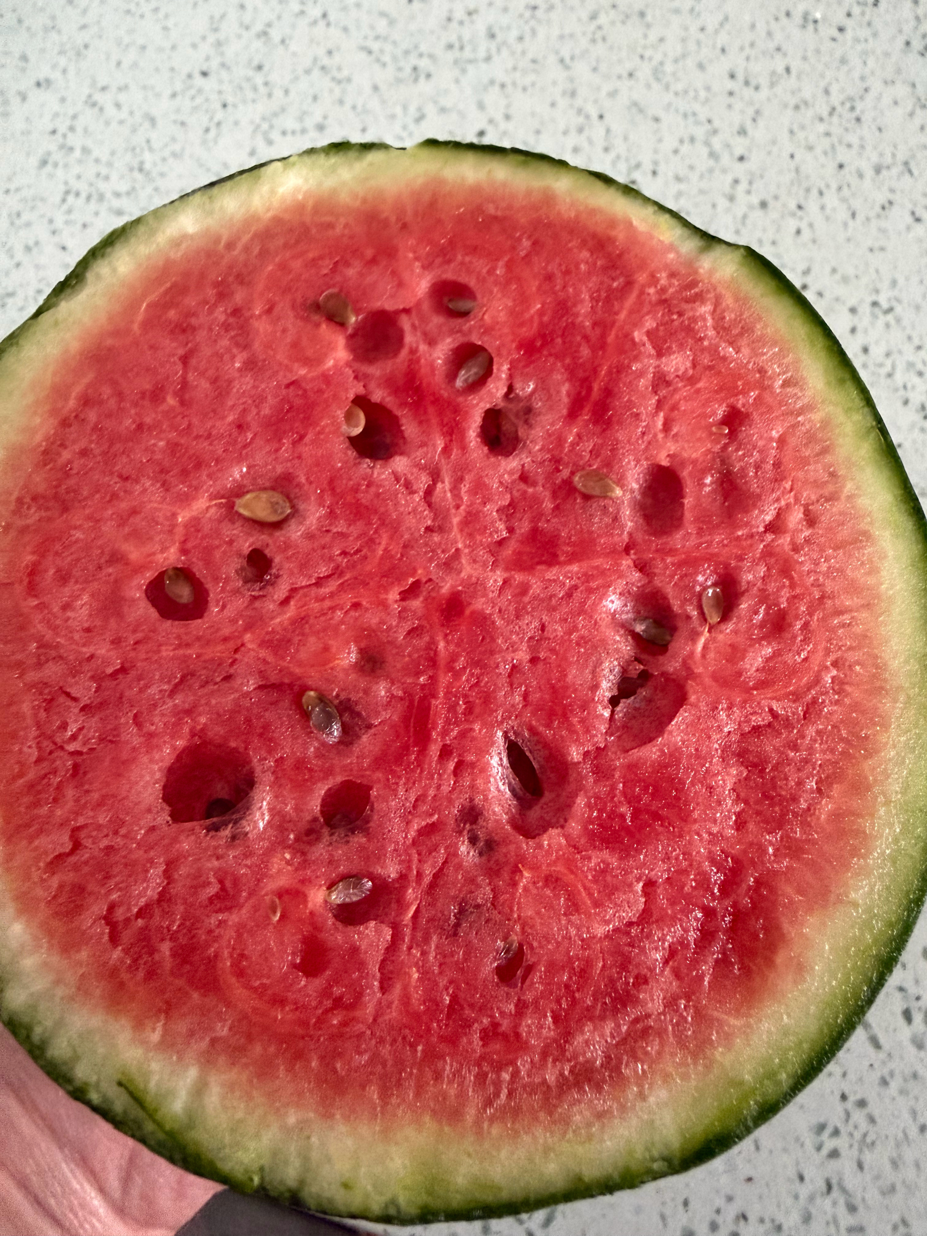 中午就一个人不知吃什么也不饿，整半个小吊瓜🍉吃吧！​​​