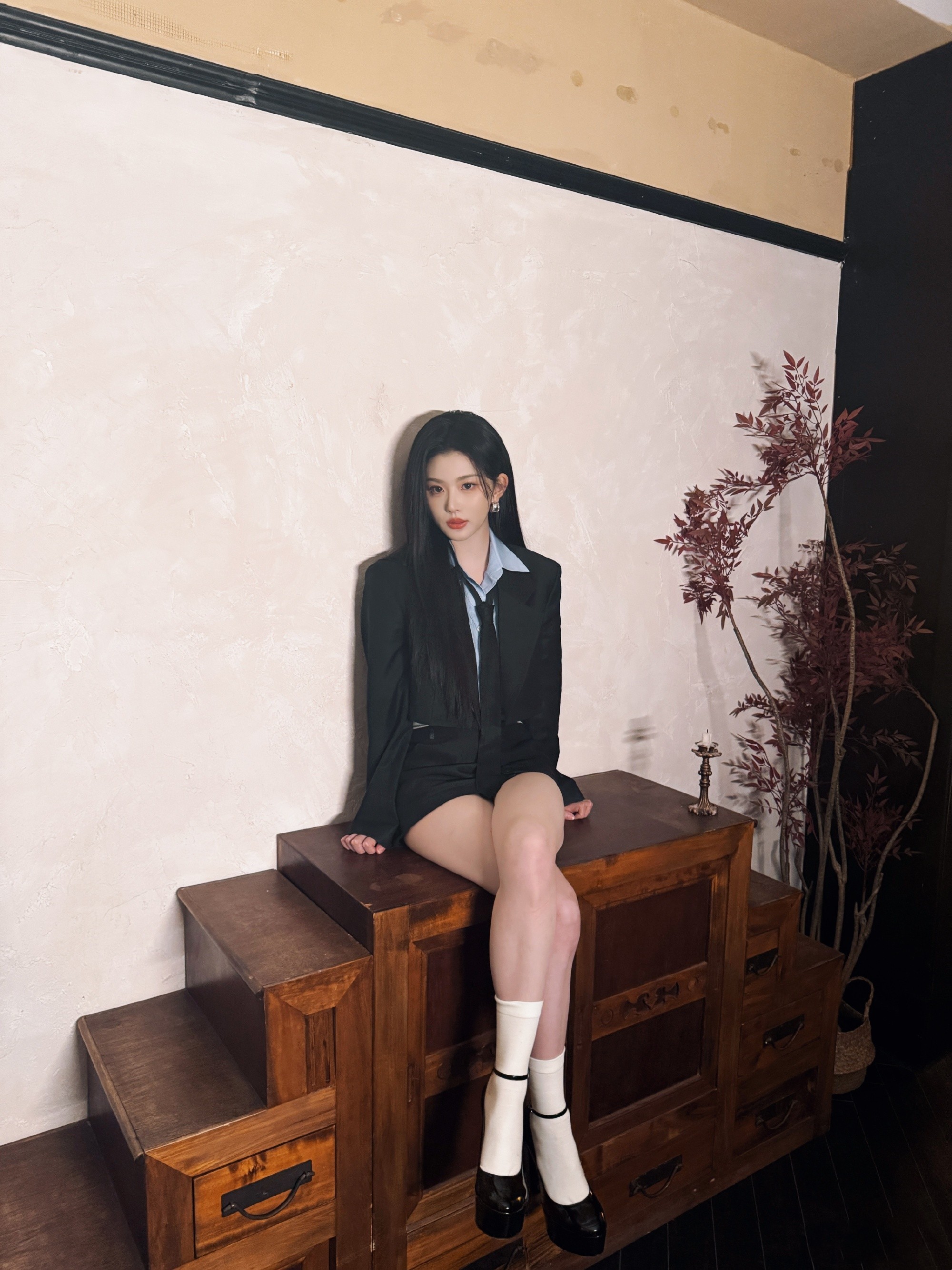 孔雪儿，黑衣美腿小白袜，好精致的女孩。孔雪儿