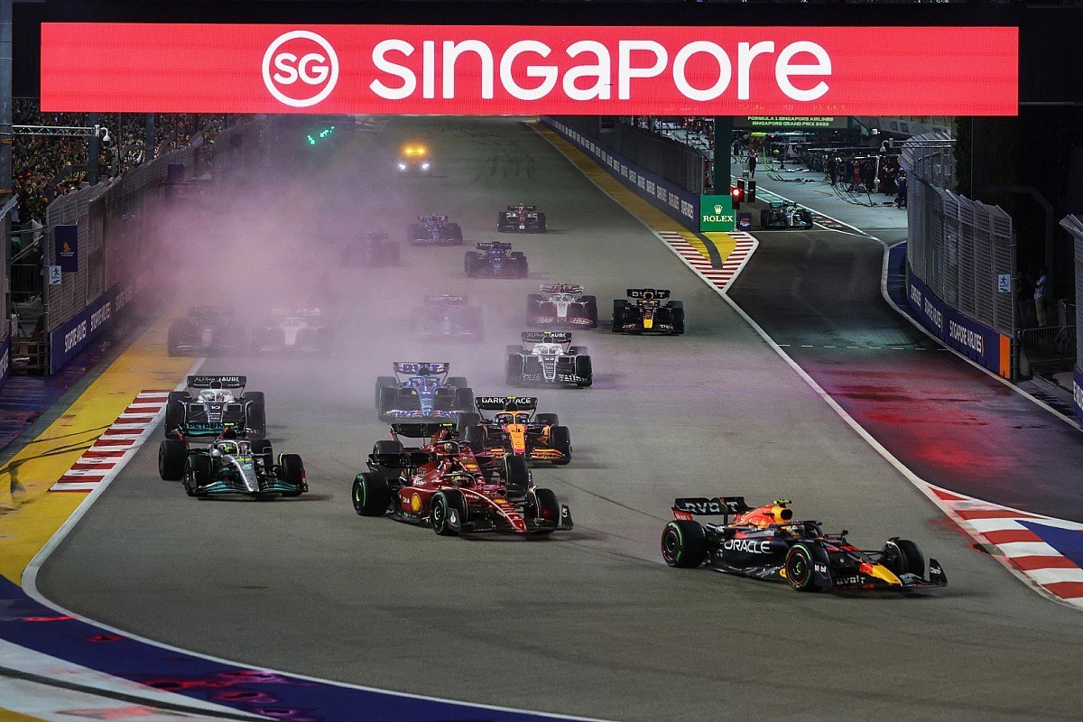 F1那些年的新加坡站：2022年，给新加坡一些雨，佩雷兹在街道赛击败两台