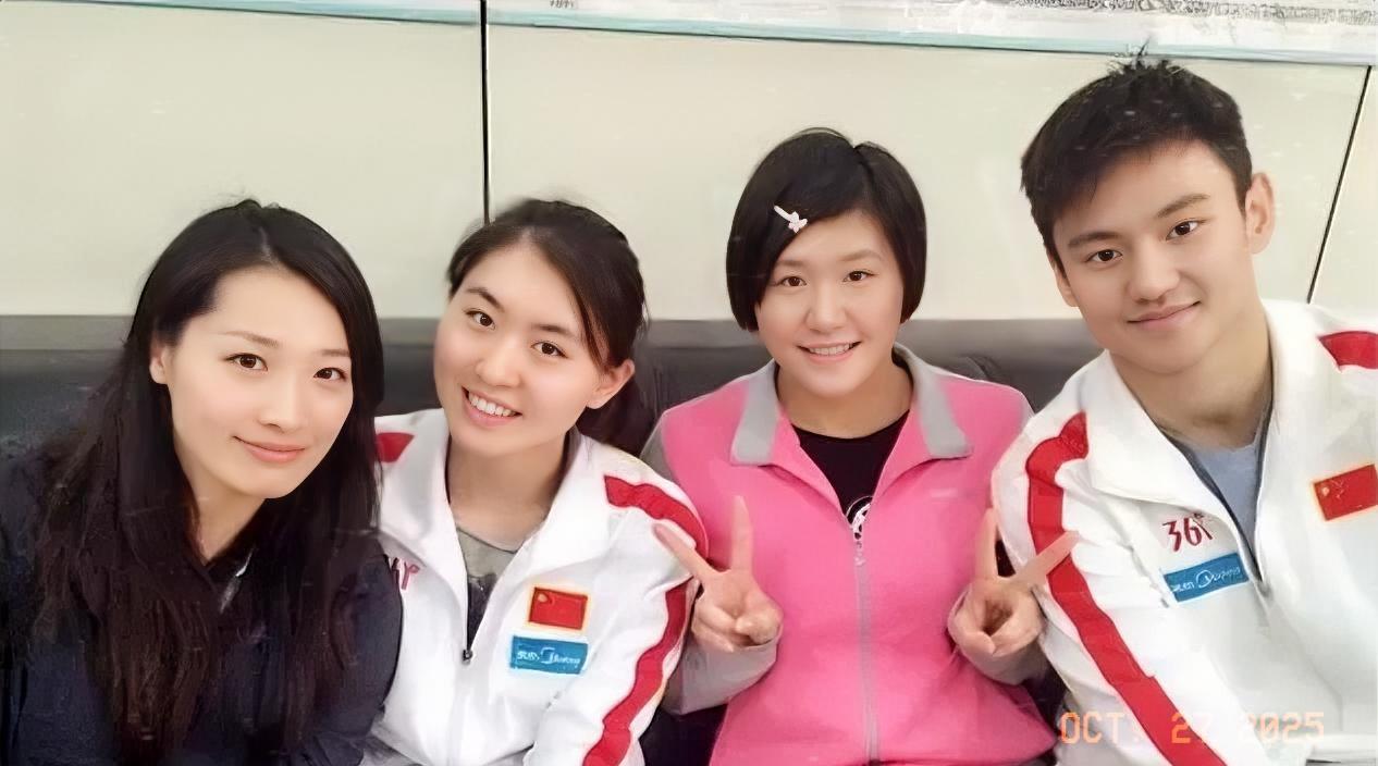 罗雪娟、焦刘洋、叶诗雯三位奥运冠军，和世锦赛冠军宁泽涛的友情合影。宁泽涛在职业生