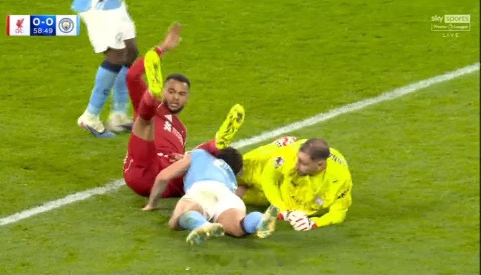 【火星撞地球】利物浦vs曼城，曼城中卫胡萨诺夫，与门将多纳鲁马相撞，头部差点撞倒