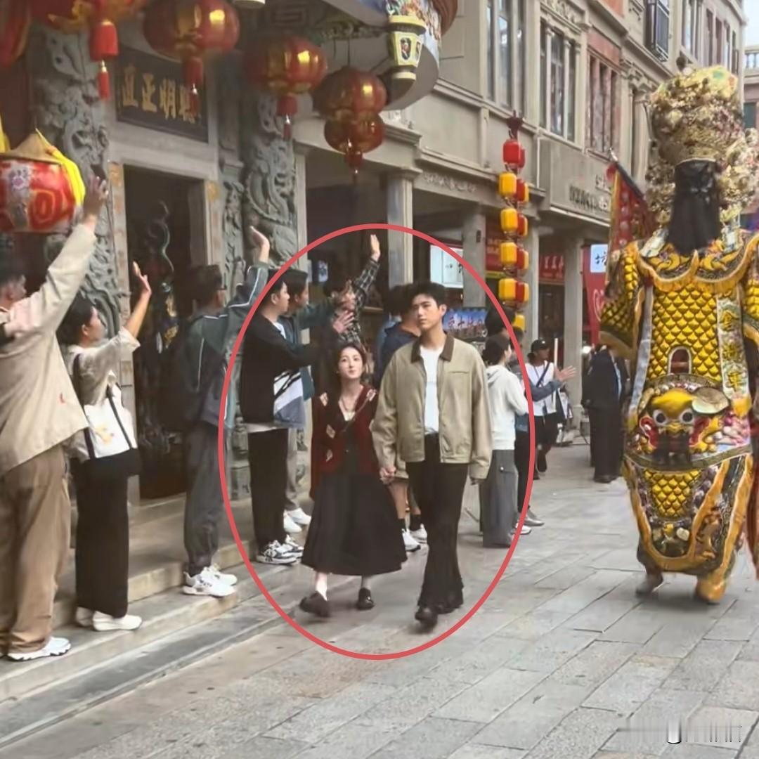 知道的是演情侣，不知道还以为是爸爸带女儿，哪个人才让张子枫来演偶像剧的啊……已