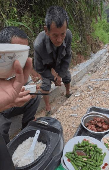 “农民就是朴实呀！”江西，男子在山中钓鱼，用40元雇佣村里大爷来送饭，不料大爷开