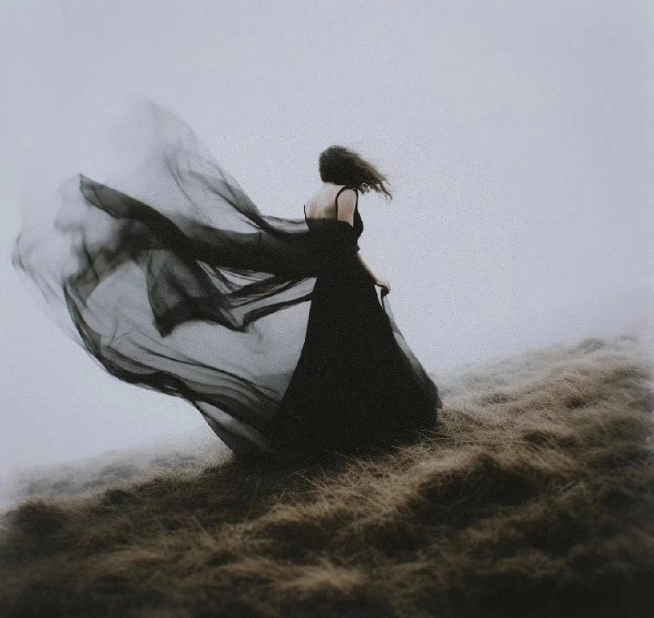 张爱玲说：“无论谁离开了你，别忘了在他来之前，你本来就是一个人生活。放不下、舍