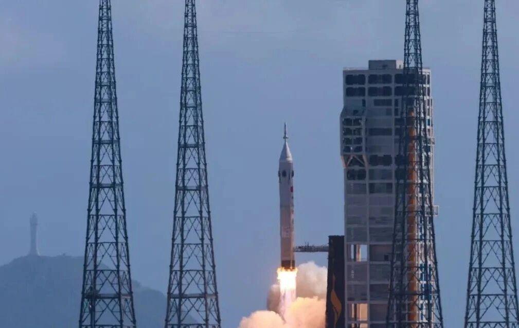 人类现在要登月，还得是看我们。看看这次完美的试验。长征十号运载火箭系统低空演