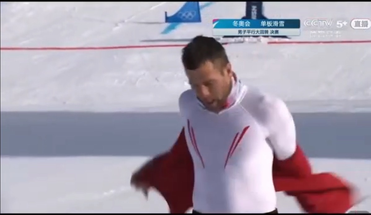 奥地利选手雪场脱衣庆祝夺冠两届冬奥，两枚金牌，本杰明·卡尔书写单板滑雪平行大回