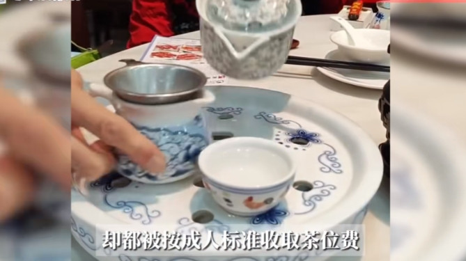 “离了个大谱！”近日，广东，一女子全家人带着两个婴儿和3个儿童去吃海鲜，结果连8