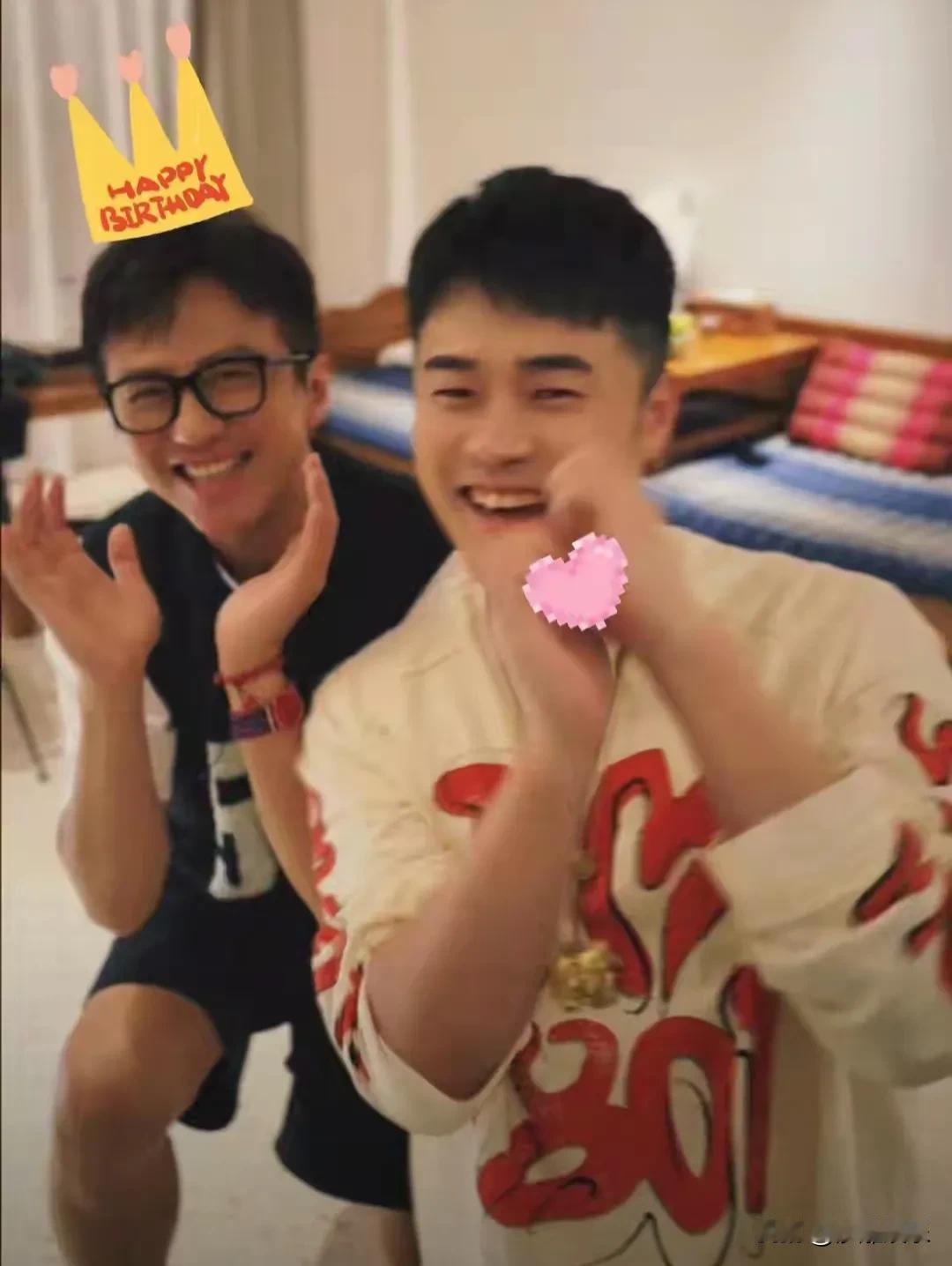 陈赫又卡点给邓超庆生了，一句“老邓头生日快乐”，短得跟电报似的。这俩人的友情剧本