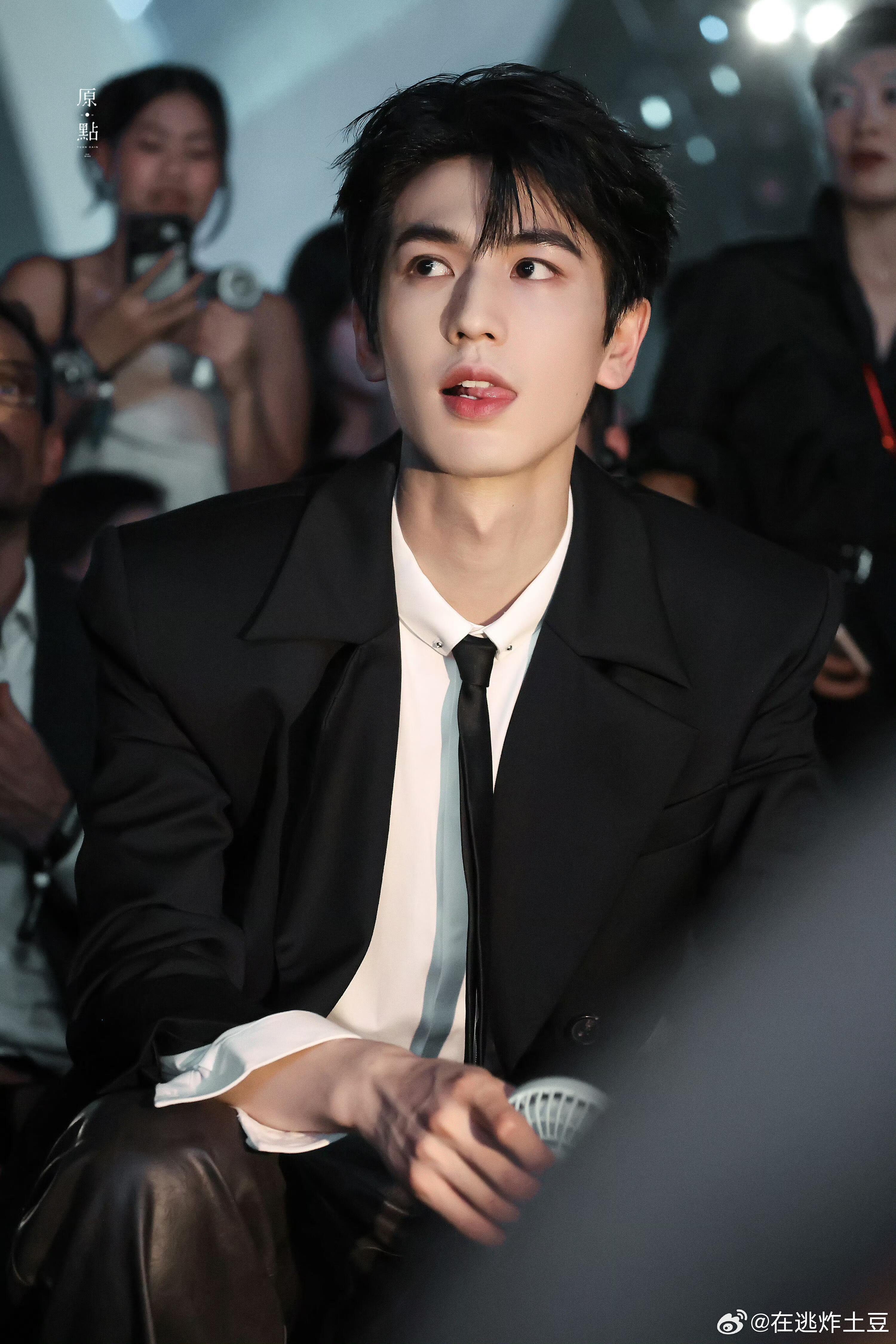 此男的帅气我后知后觉啊人怎么能帅到这种程度张凌赫你真的是给我帅迷糊了